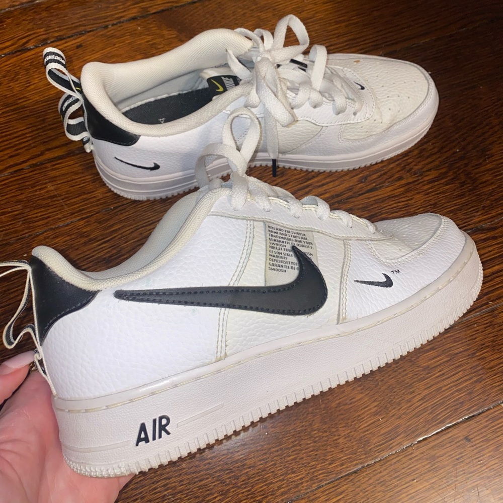 Nike air sneakers - lightly used in great condition size 7Y but fit 9 women’s
